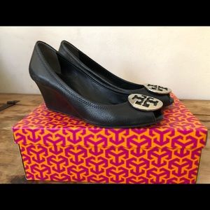 💯 Authentic Tory Burch (peep toe) wedge pumps